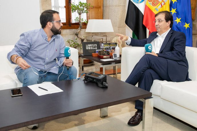 El presidente de la Junta de Extremadura, Guillermo Fernández Vara, y el periodista de Cope Extremadura, Fabián Vázquez, en la entrevista.