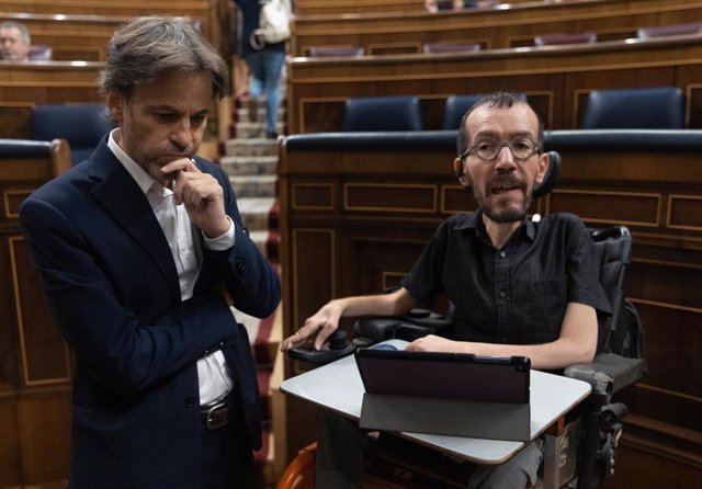 El presidente del grupo parlamentario de Unidas Podemos y En Comú Podem en el Congreso, Jaume Asens (i) y el portavoz de Unidas Podemos en el Congreso, Pablo Echenique (d), a 26 de octubre de 2022, en Madrid (España). 