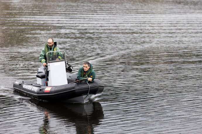 Dos guardias civiles en un dispositivo de búsqueda en la Ría de Pontevedra, a 28 de octubre de 2022, en Pontevedra, Galicia (España). Los bomberos de Pontevedra han desplegado un dispositivo de búsqueda en el río Lérez por un piragüista desaparecido al 