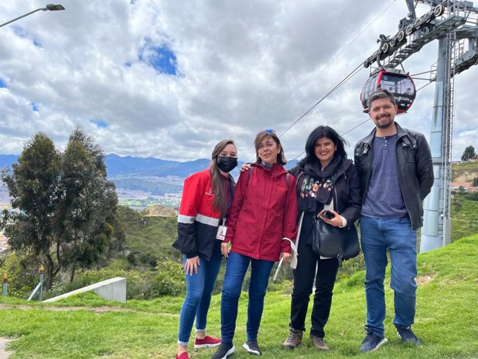 Mar Delgado (segunda por la izquierda) junto a los socios de IN-Habit en Colombia.