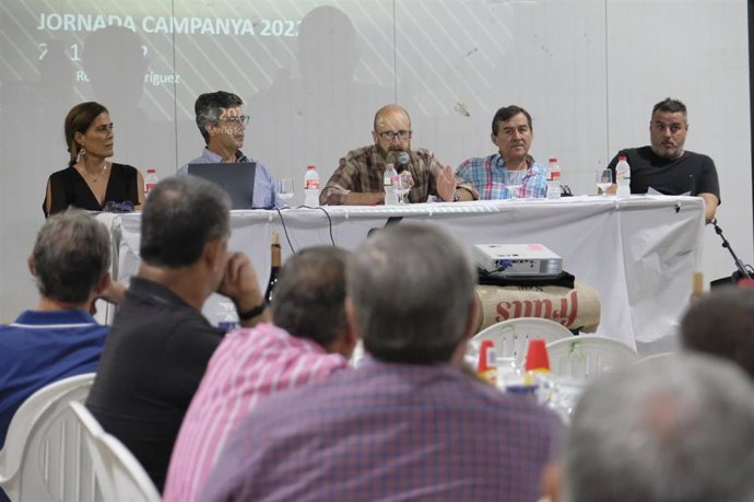 Agricultura evalúa con el sector de la patata de Sa Pobla la campaña de este año y la aplicación del Plan Regional