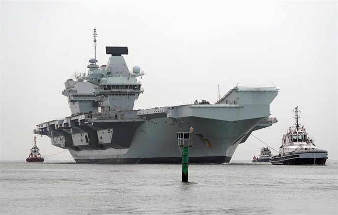 Archivo - El portaaviones 'Queen Elizabeth' de la Marina Real Británica en el puerto de Portsmouth