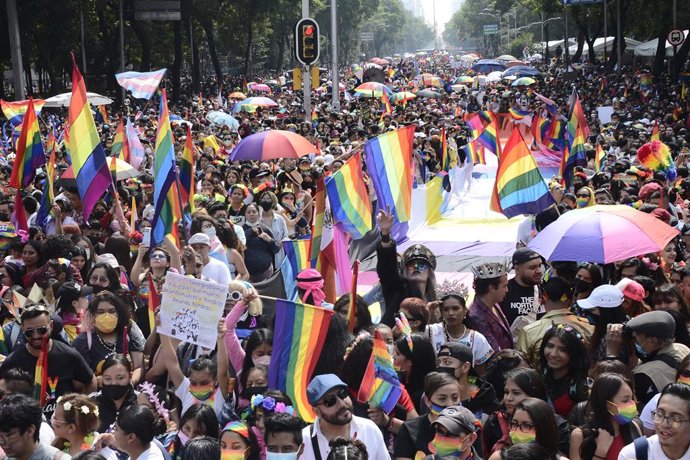 Archivo - 25 June 2022, Mexico, Mexico City: People take part in the LGBT Pride parade at Angel of Independence. Photo: Carlos Tischler/eyepix via ZUMA Press Wire/dpa - ATTENTION: editorial use only and only if the credit mentioned above is referenced i
