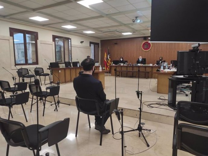 Archivo - El acusado, en la Audiencia durante el juicio en abril.