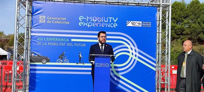 El presidente de la Generalitat, Pere Aragons, en la inauguración de la I feria de movilidad eléctrica e-Mobility Experience en el Circuit de Barcelona-Catalunya en Montmeló (Barcelona)