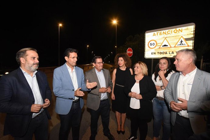 El alcalde de Granada, Francisco Cuenca, y el presidente de la Diputación de Granada, José Entrena, entre otros cargos públicos, en el acto de la mejora de la iluminación de la carretera Granada-La Zubia.