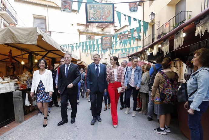 El 'president' de la Generalitat, Ximo Puig, visita la Feria de Todos los Santos de Cocentaina (Alicante)