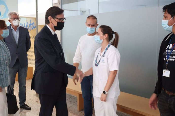 El primer secretario del PSC y líder de la oposición en Cataluña, Salvador Illa, en una visita al Hospital de Santa Caterina en Salt (Girona)
