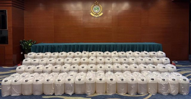 Cargamento de metanfetamina líquida oculta como agua de coco hallado en Hong Kong, China