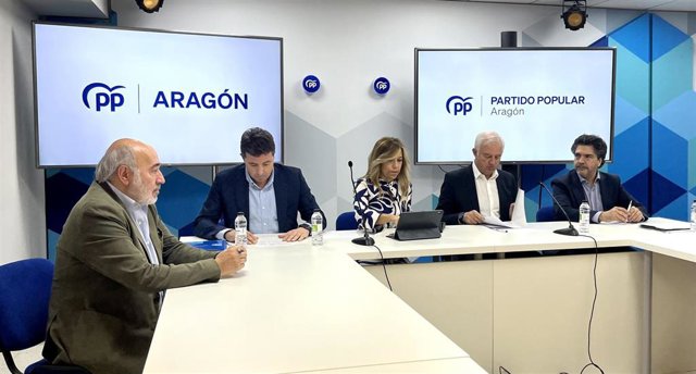 Dirigentes 'populares' durante la rueda de prensa, en la sede del partido.