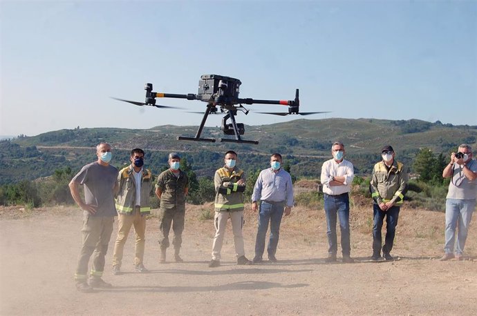 Archivo - Maniobra de demostración del uso de drones para detectar incendiarios