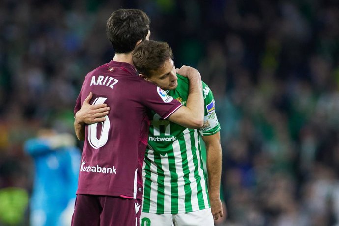 Archivo - Aritz Elustondo of Real Sociedad and Sergio Canales of Real Betis gestures during the spanish league, La Liga Santander, football match played between Real Betis and Real Sociedad at Benito Villamarin stadium on December 12, 2021, in Sevilla, 