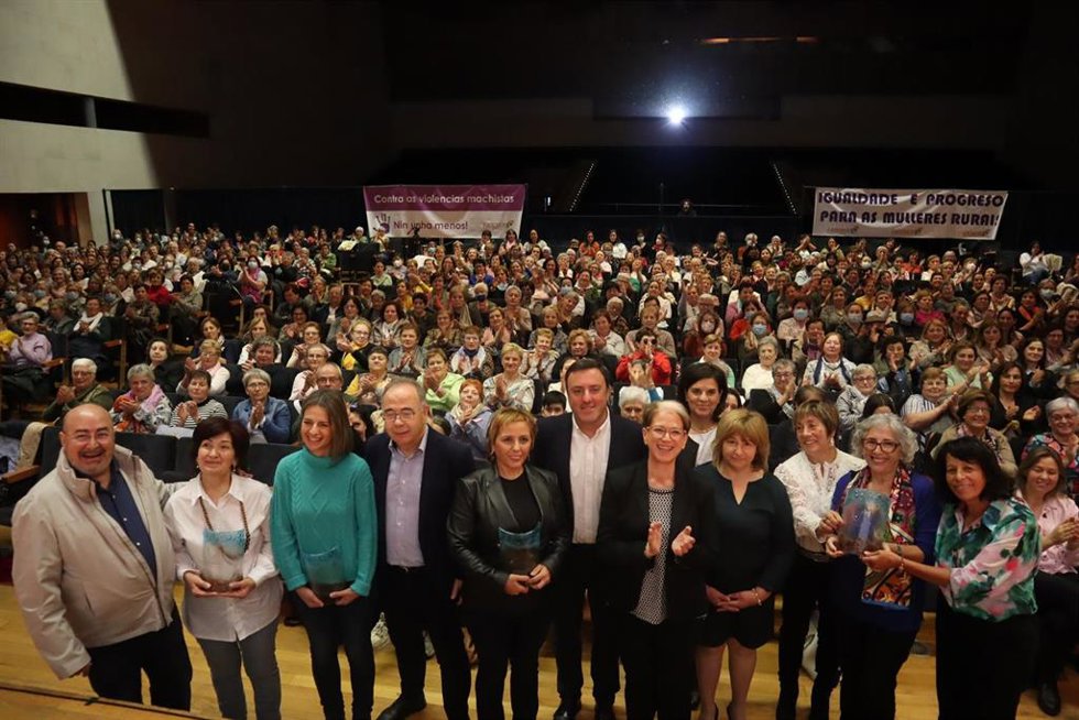 Las premiadas junto a las representantes de Fademur Galicia y Fademur España; el alcalde de Santiago, Xosé Sánchez Bugallo; y el presidente de la Diputación de A Coruña, Valentín González Formoso