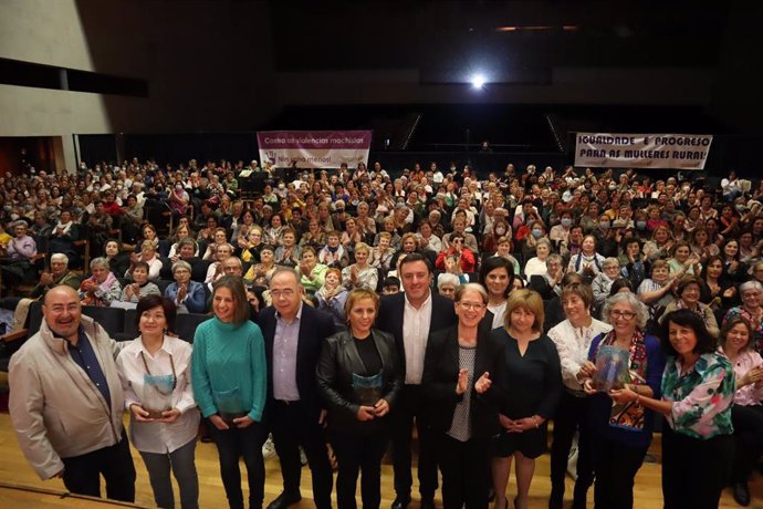 As premiadas xunto ás representantes de Fademur Galicia e Fademur España; o alcalde de Santiago, Xosé Sánchez Bugallo; e o presidente da Deputación da Coruña, Valentín González Formoso