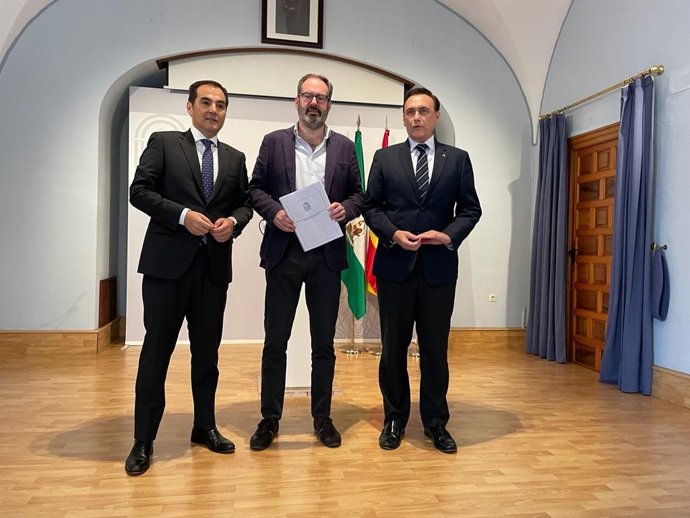 El consejero de Justicia, José Antonio Nieto, el delegado de la Junta en Córdoba, Adolfo Molina, y el consejero de Universidad, José Carlos Gómez Villamandos, este sábado para presentar el presupuesto de la Junta para la provincia.