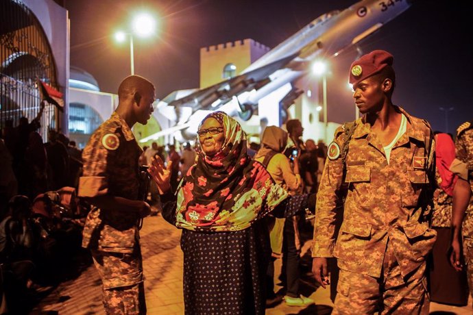 Archivo - 13 April 2019, Sudan, Khartoum: People celebrate outside the Sudanese army headquarters after Defense Minister Ahmed Awad Ibn Auf announced he is stepping down as head of the country's transitional military council. Photo: Ala Kheir/dpa