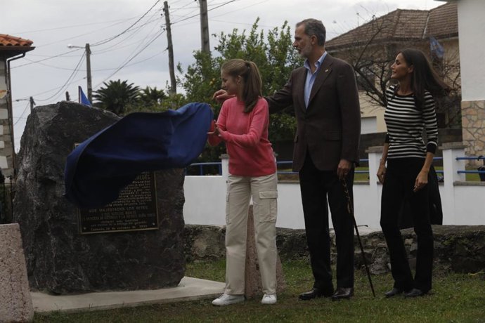 La Familia Real descubre la placa que acredita a Cadavéu como Pueblo Ejemplar.