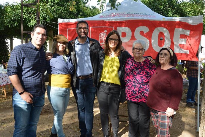 El secretario de Organización del PSOE de Castilla-La Mancha y diputado nacional, Sergio Gutiérrez, en Consuegra, con la diputada nacional, Esther Padilla.