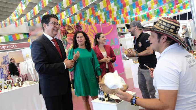 El presidente del Cabildo de Tenerife, Pedro Martín, recorre la Feria Tricontinental de Artesanía