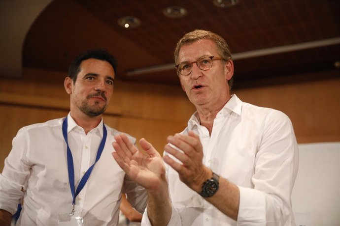 Archivo - El president del PP a la província de Barcelona, Manu Reyes, al costat del líder del PP nacional, Alberto Núñez Feijóo