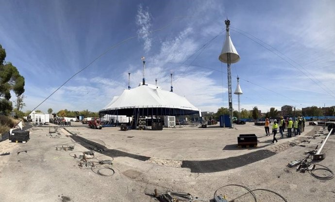 El Circo del Sol levanta la gran carpa de 'Luzia'.