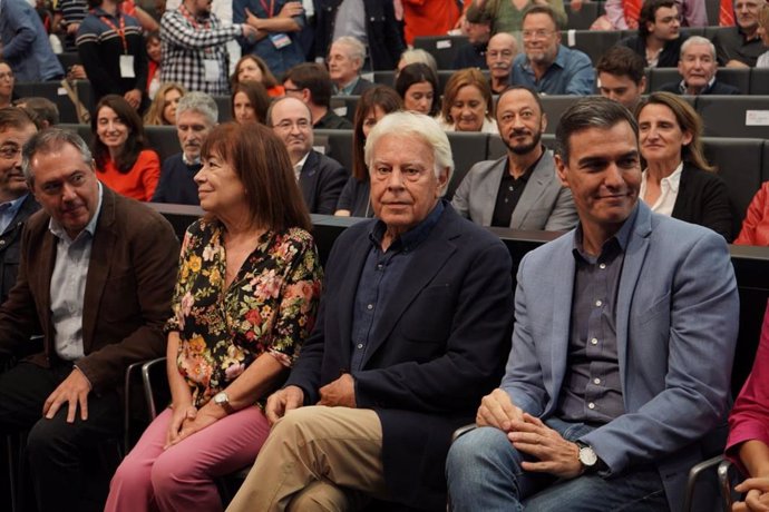 El secretario general del PSOE-A, Juan Espadas; la presidenta del PSOE, Cristina Narbona; el expresidente Felipe González y el líder del PSOE, Pedro Sánchez, en el acto por el 40 aniversario del triunfo del PSOE en 1982, en Sevilla.