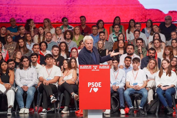 El expresidente del Gobierno Felipe González interviene en el acto en Sevilla por el 40 aniversario del triunfo de 1982.