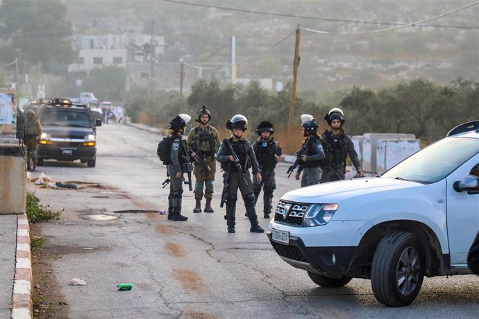 Guardias fronterizos israelíes bloquean la entrada en el sur de la ciudad de Nablús, en Cisjordania