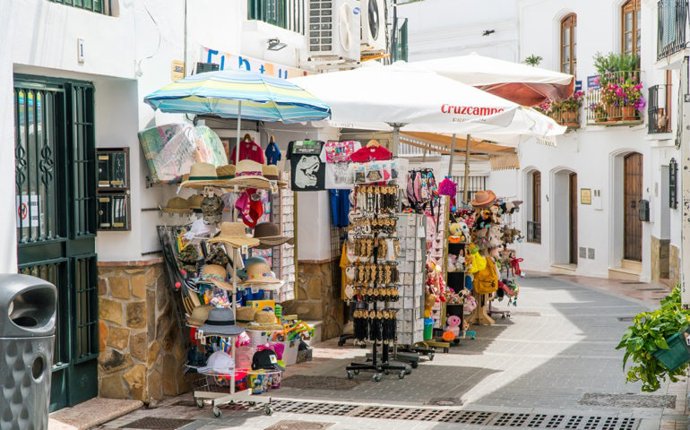 Comercios en una calle de Nerja