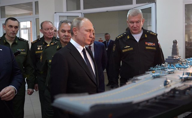 Archivo - El president rus, Vladímir Putin, al costat d'una maqueta d'un portaaeronaus rus