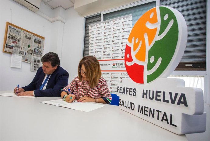 Imagen de la firma del convenio de colaboración entre el Ayuntamiento de Huelva, por el alcalde Gabriel Cruz y Feafes.