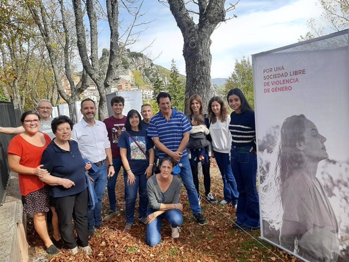 El director general de S.Sociales, Pablo González, ha inaugurado la exposición de sensibilización contra la violencia de género que inicia en Nieva de Cameros un recorrido itinerante por diversos municipios riojanos.