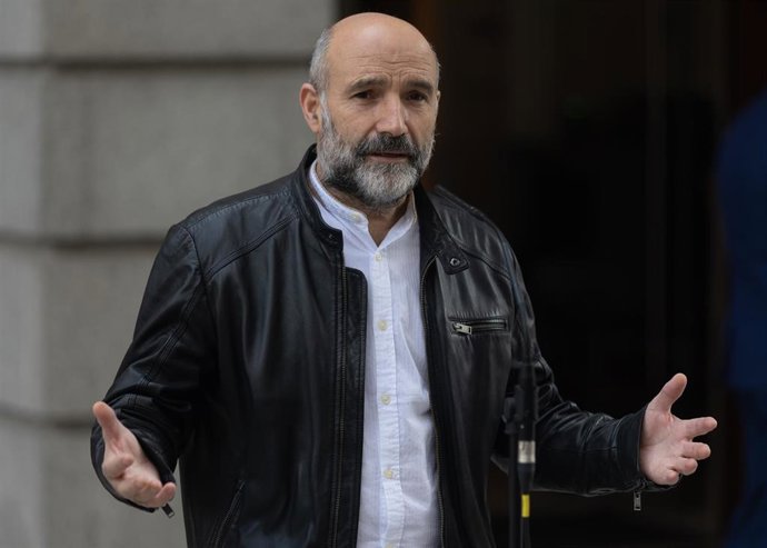 El diputado del BNG Néstor Rego Candamil, ofrece declaraciones a los medios a su salida de un debate de totalidad del Proyecto de Ley de Presupuestos Generales del Estado para el año 2023, en una sesión plenaria en el Congreso de los Diputados, a 26 de 