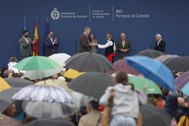 La Rey Felipe VI entrega el ‘Premio al Pueblo Ejemplar de Asturias 2022’ a Cadavedo, a 29 de octubre de 2022, en Cadavedo, Concejo de Valdés, Asturias, (España).