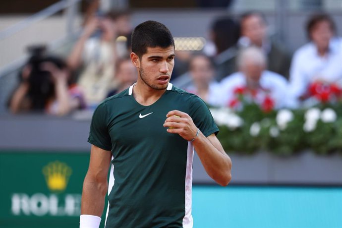 Archivo - Carlos Alcaraz of Spain in action against Alexander Zverev of Germany during the Final ATP match during the Mutua Madrid Open 2022 celebrated at La Caja Magica on May 08, 2022, in Madrid, Spain.