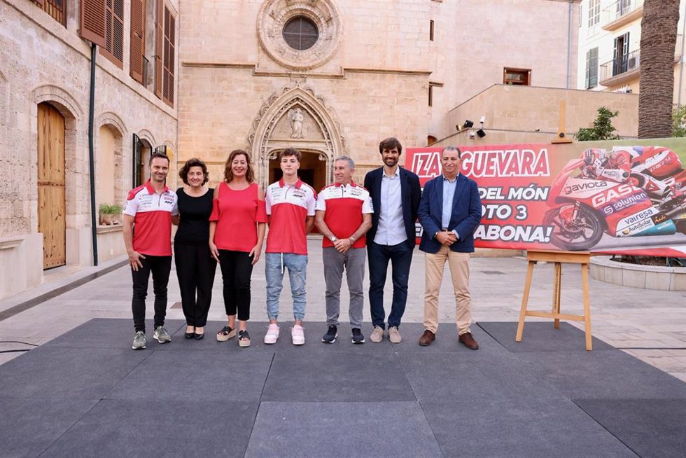 El Govern recibe al campeón del mundo de Moto3, Izan Guevara