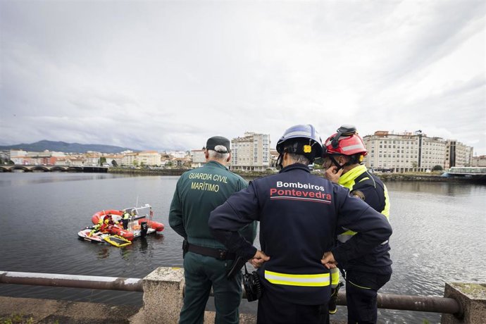 Un guardia civil marítimo y dos bomberos en un dispositivo de búsqueda en la Ría de Pontevedra, a 28 de octubre de 2022, en Pontevedra, Galicia (España). Los bomberos de Pontevedra han desplegado un dispositivo de búsqueda en el río Lérez por un piragüi