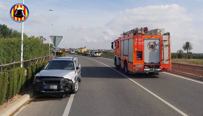 Dos heridos en una colisión entre dos vehículos en la Pobla de Vallbona