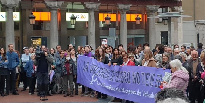 Más de 350 personas muestran su repulsa en Valladolid por el "asesinato machista" de la enfermera de 23 años