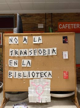Carteles contra la transfobia en la Universidad Complutense