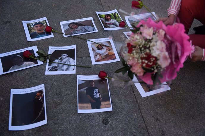 Archivo - Fotografías con flores en el suelo durante una manifestación por la muerte de Mahsa Amini en Irán, a 27 de septiembre de 2022, en Madrid (España).