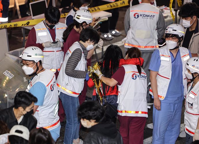 29 October 2022, South Korea, Seoul: Medical workers attend to victims in Seoul's Itaewon district after a deadly stampede during Halloween celebrations. Photo: -/yonhap/dpa