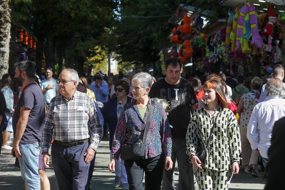 Varias personas pasean 
