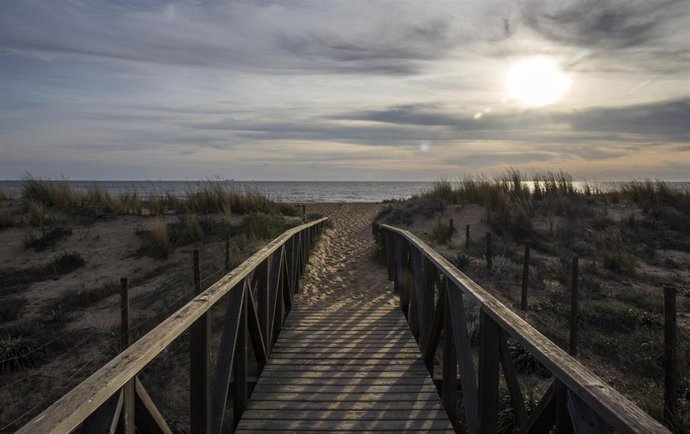 Archivo - Playa de El Espigón de Huelva.