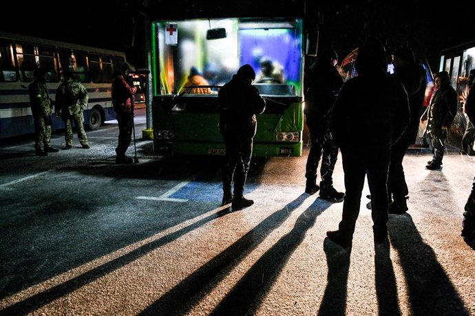 Archivo - Residentes de Energodar llegan a Zaporiyia en autobuses