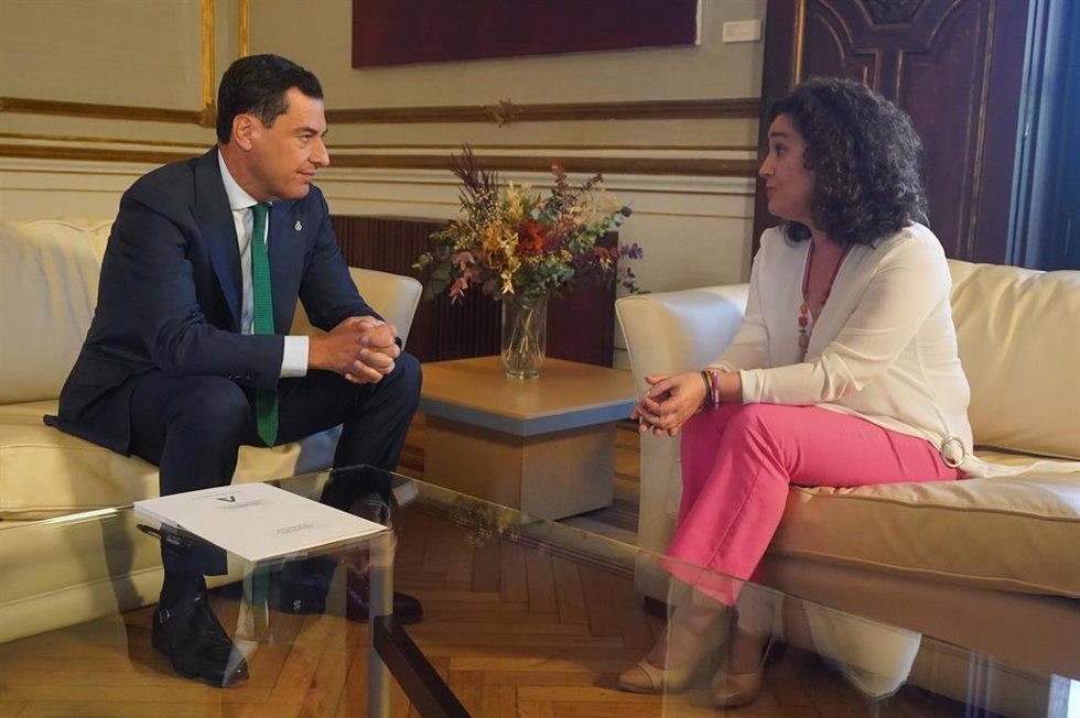 Archivo - El presidente de la Junta de Andalucía, Juanma Moreno, y la portavoz parlamentaria de Por Andalucía, Inmaculada Nieto, en una foto de archivo.