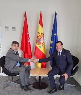 José Hernández, presidente de la FNDB (derecha) con Fernando Molina, presidente del Instituto de la Seda España