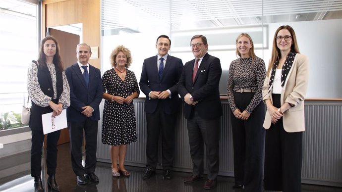 Reunión del consejero andaluz de Universidad, Investigación e Innovación, José Carlos Gómez Villamandos, con el vicepresidente ejecutivo de Cesur, Fernando Seco.