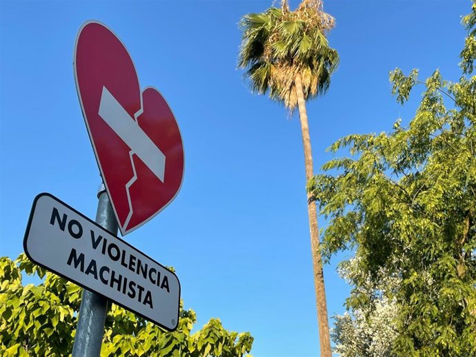 Archivo - Imagen de recurso de una señal diseñada en el marco de una campaña de rechazo a la violencia de género, en una foto de archivo.