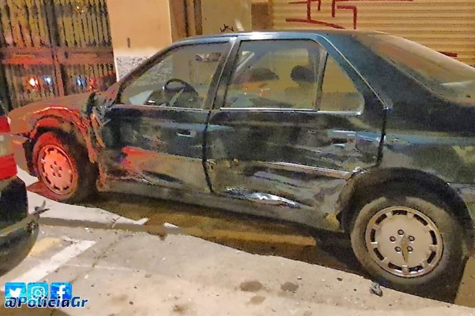 Detienen a un conductor tras saltarse una rotonda, chocar contra otro vehículo y darse a la fuga